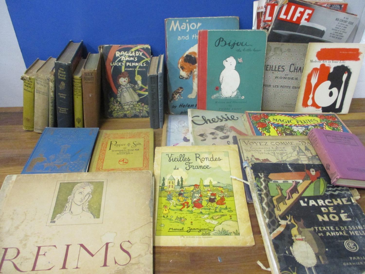 A quantity of French children's books A/F, together with English children's books to include Raggedy