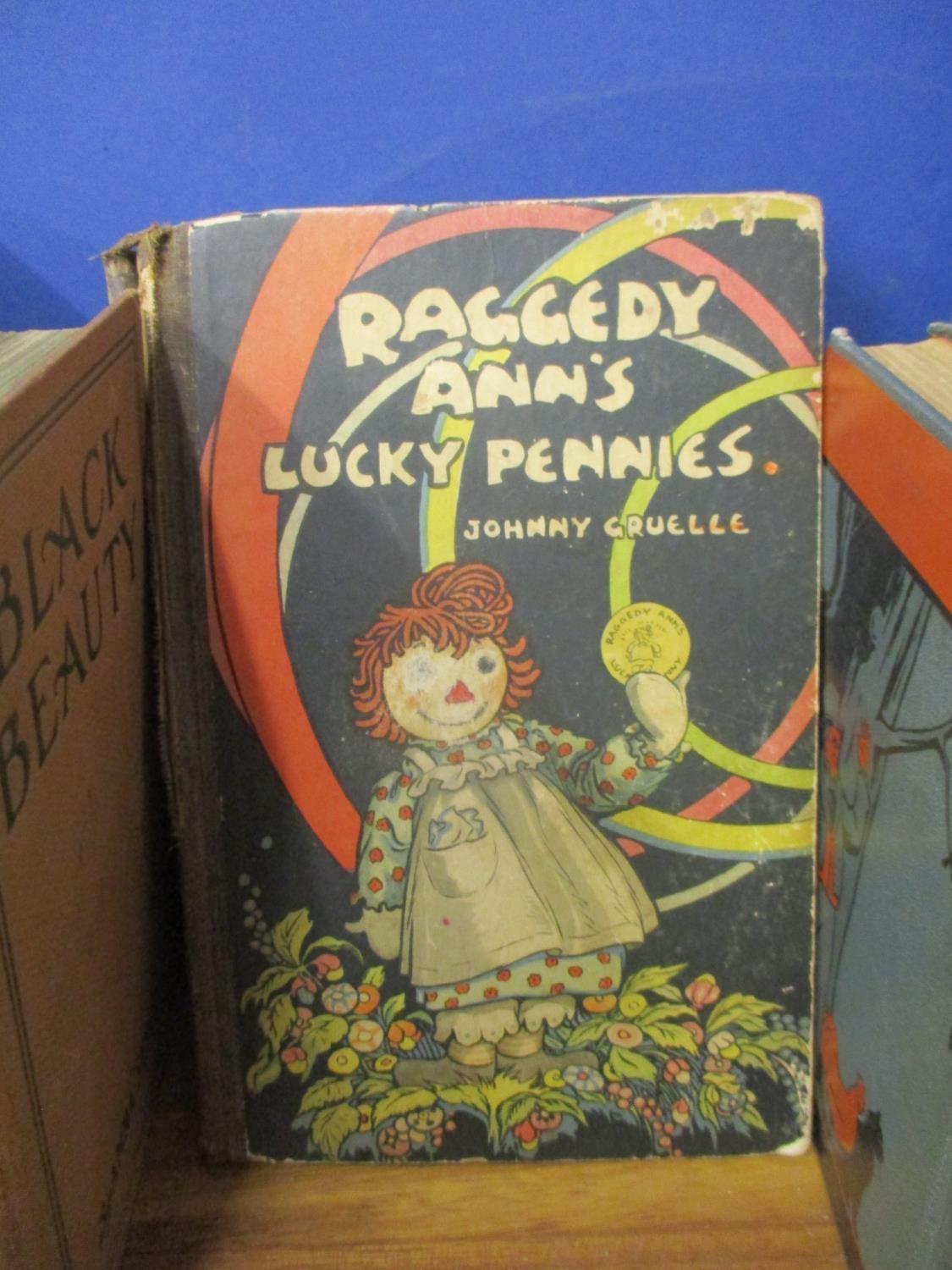 A quantity of French children's books A/F, together with English children's books to include Raggedy - Image 3 of 5