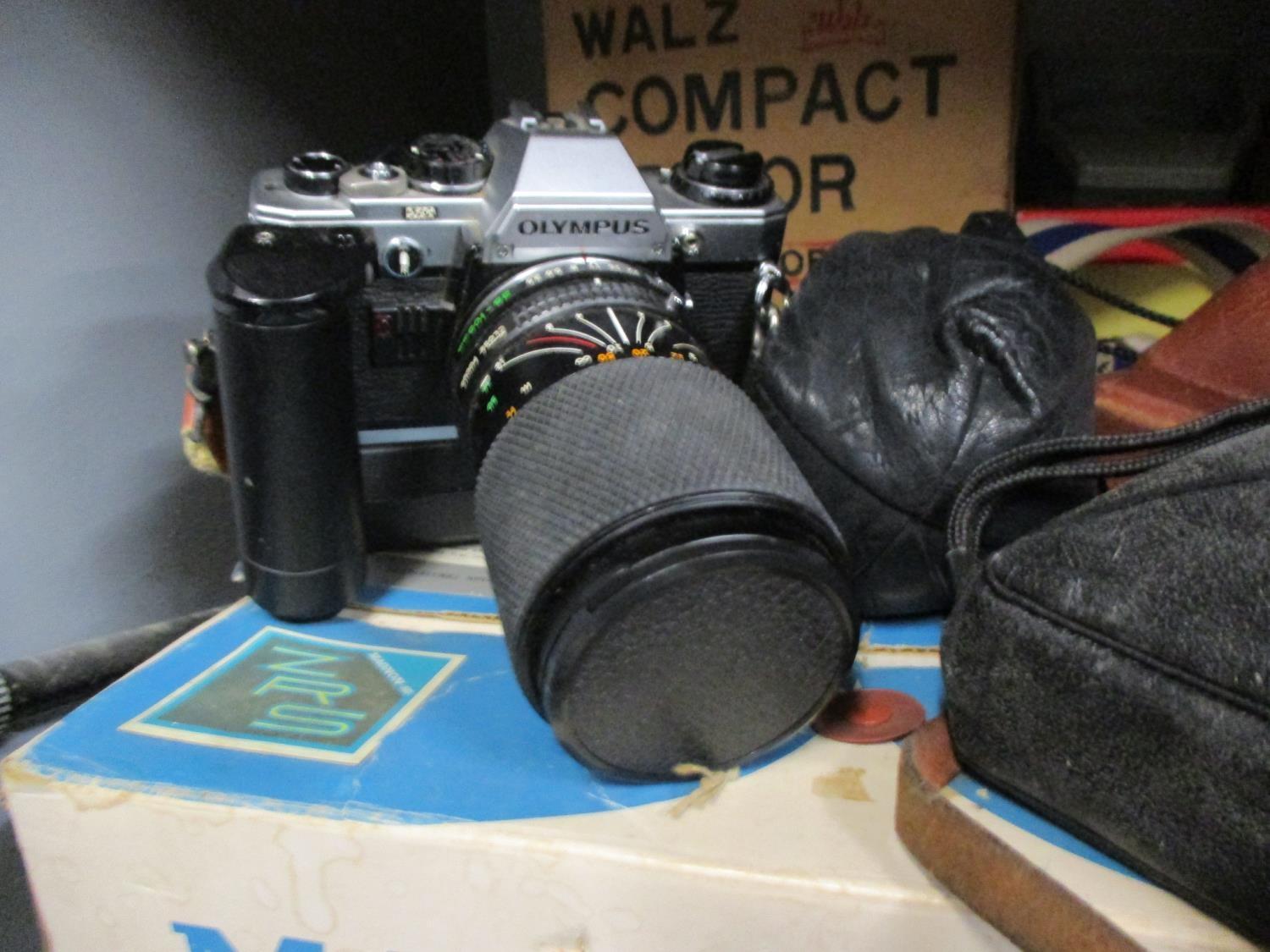 A vintage Braun Paximat cine camera, a vintage Argus viewer and mixed cameras and accessories to - Image 2 of 4