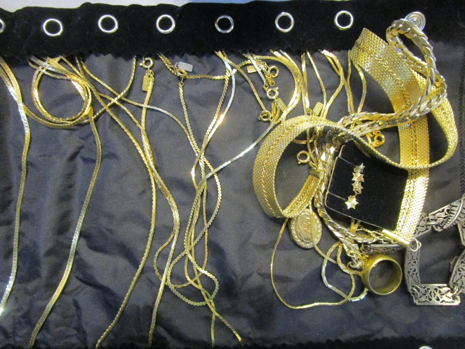 A quantity of costume jewellery to include a small chain mail purse, diamante brooches, gold - Image 3 of 4