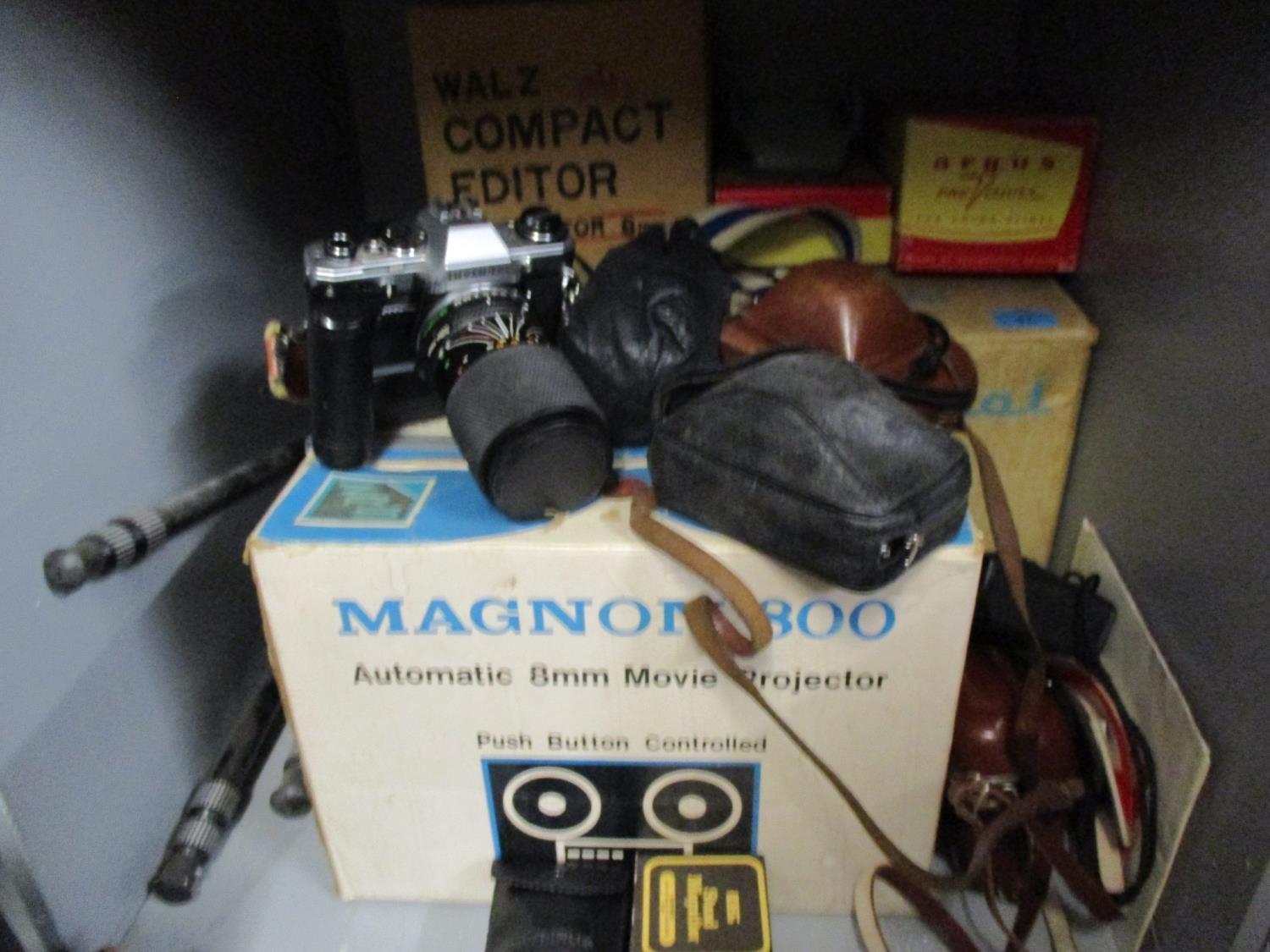 A vintage Braun Paximat cine camera, a vintage Argus viewer and mixed cameras and accessories to