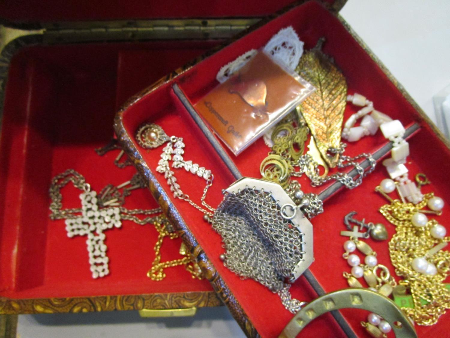 A quantity of costume jewellery to include a small chain mail purse, diamante brooches, gold - Image 2 of 4