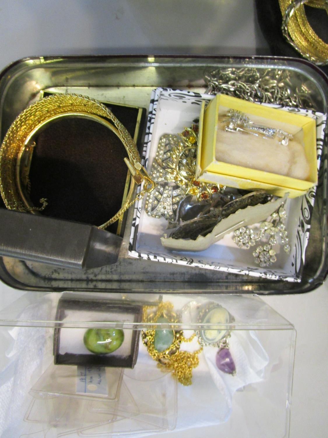 A quantity of costume jewellery to include a small chain mail purse, diamante brooches, gold - Image 4 of 4