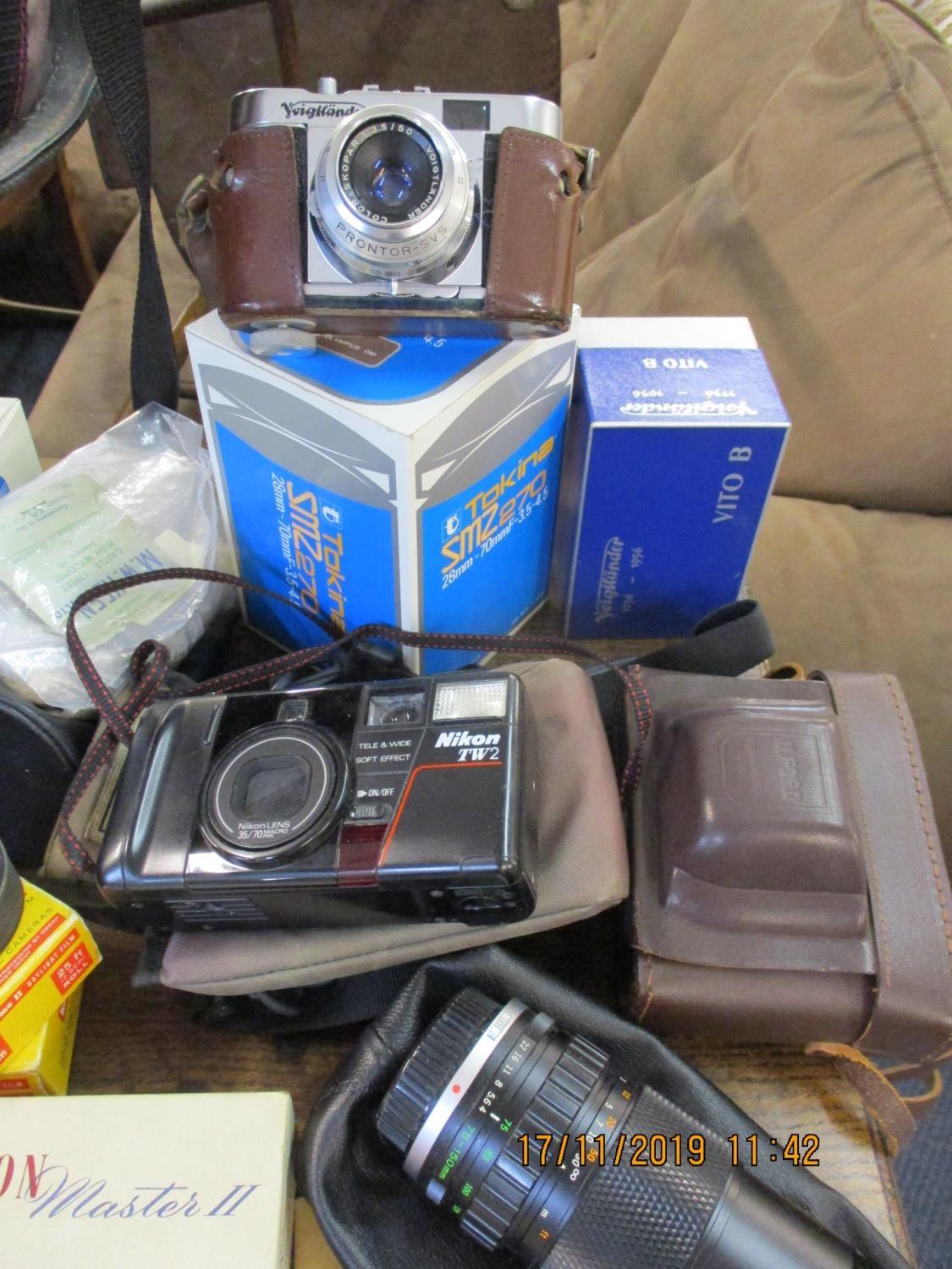 Vintage cameras, mostly late 20th century to include an Olympus OM20, a Nikon TW2, together with a - Image 3 of 3