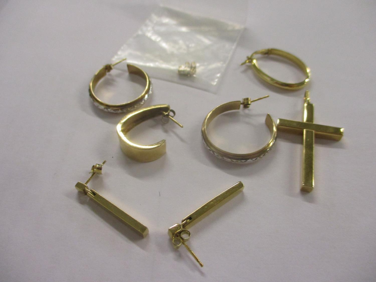 A selection of 9ct and yellow metal jewellery to include a 9ct gold cross, total weight, 6.6g