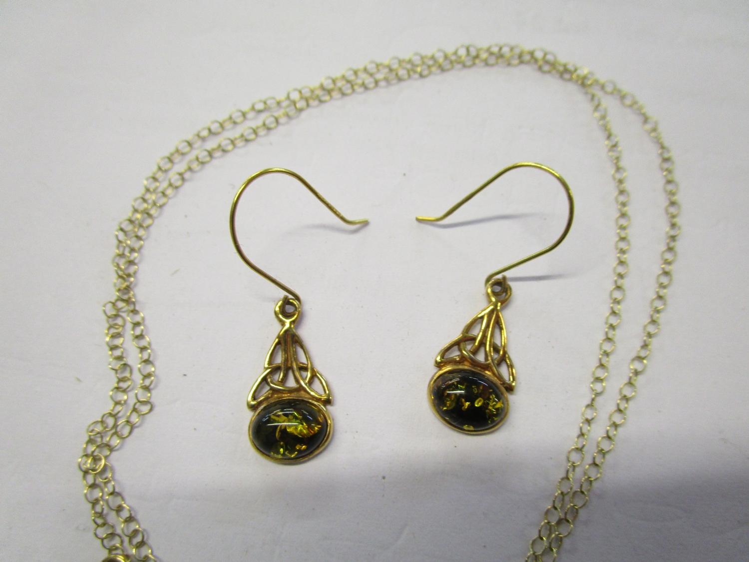 A gold coloured metal necklace and earrings set with amber coloured cabochons - Image 3 of 3