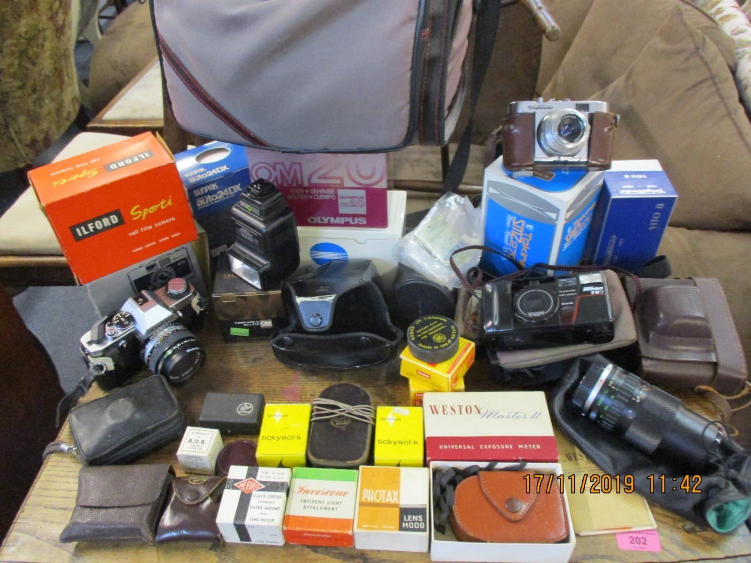Vintage cameras, mostly late 20th century to include an Olympus OM20, a Nikon TW2, together with a