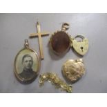 Mixed 9ct gold jewellery to include a cross, a fob seal and other items