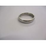 A white metal wedding band, 8.5g