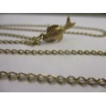 A 9ct gold necklace with a fish pendant, 5.9g