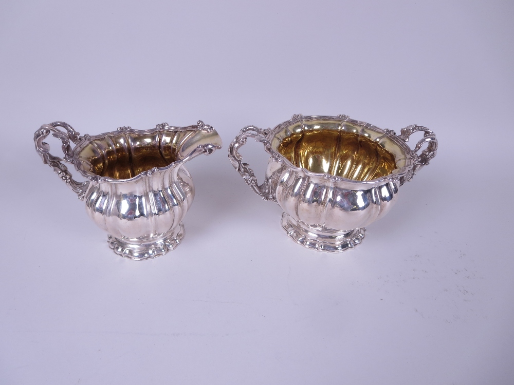 A George IV silver two-handled Sugar Bowl and Milk Jug with gilt interiors, finely decorated fruit - Bild 2 aus 5