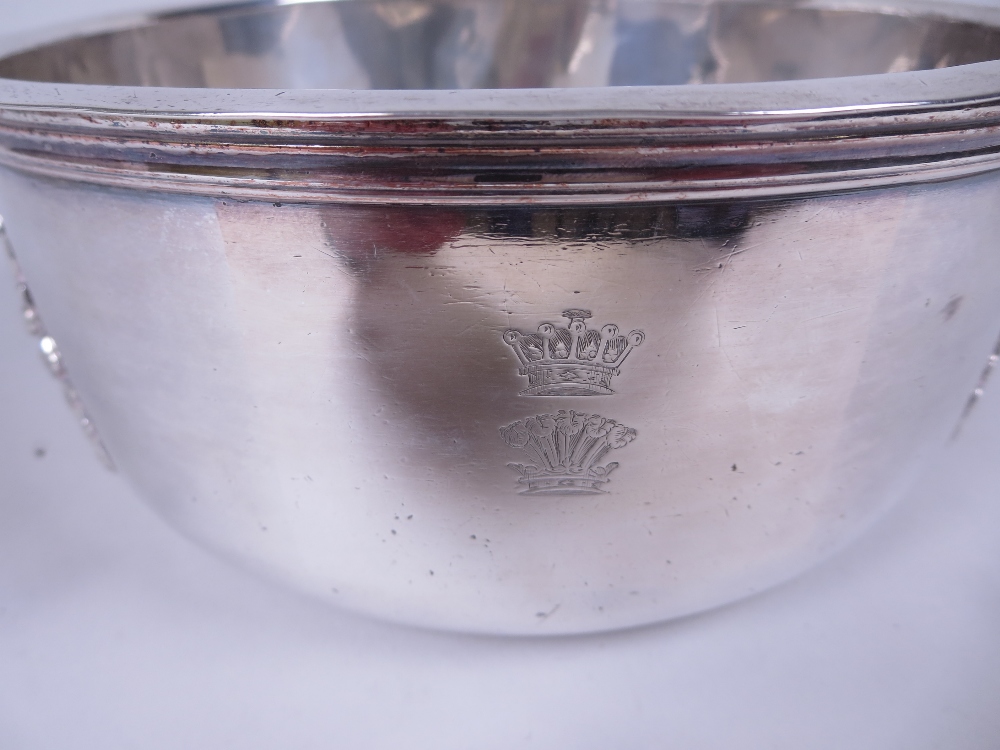 A William IV silver circular Souffle Dish engraved crest with coronet surmount, Sheffield 1830, - Image 6 of 6