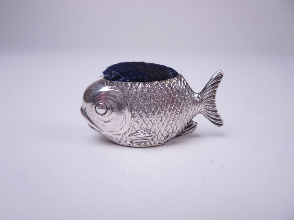 An Edward VII silver Pin Cushion in the form of a fish, Chester 1908, maker: Samson Mordan, 1 3/4in - Image 2 of 3