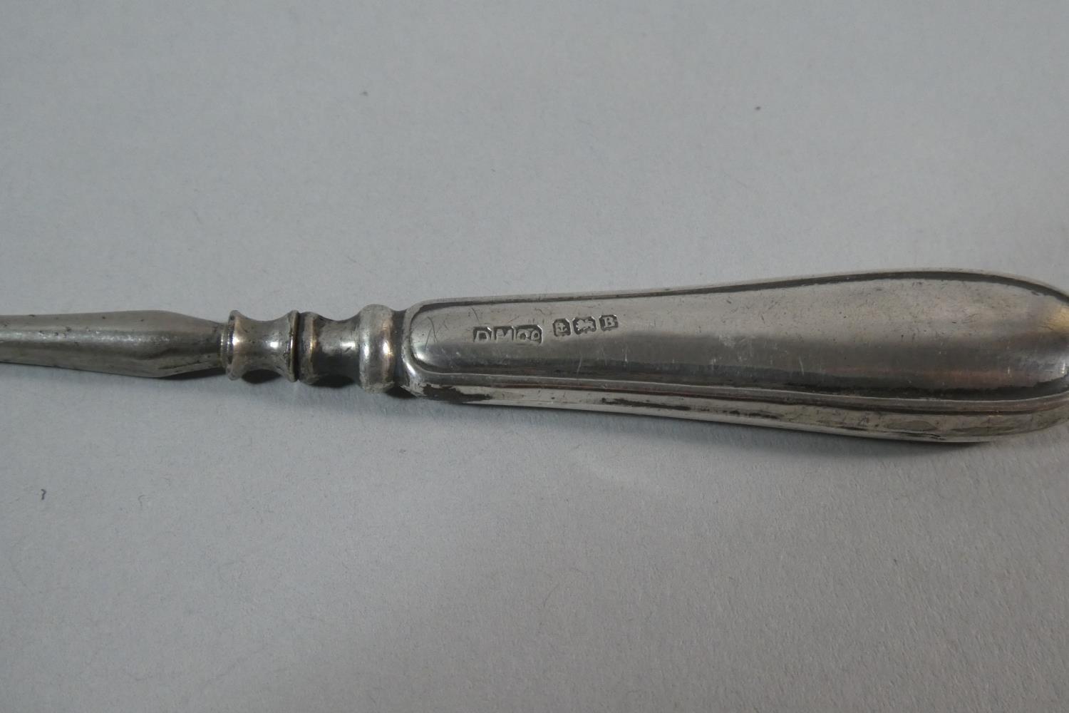 A Silver Mounted Glass Scent Bottle, Together with a Silver Handled Button Hook and Manicure Tool - Image 2 of 5