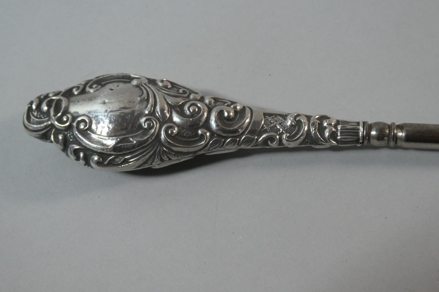 A Silver Mounted Glass Scent Bottle, Together with a Silver Handled Button Hook and Manicure Tool - Image 3 of 5