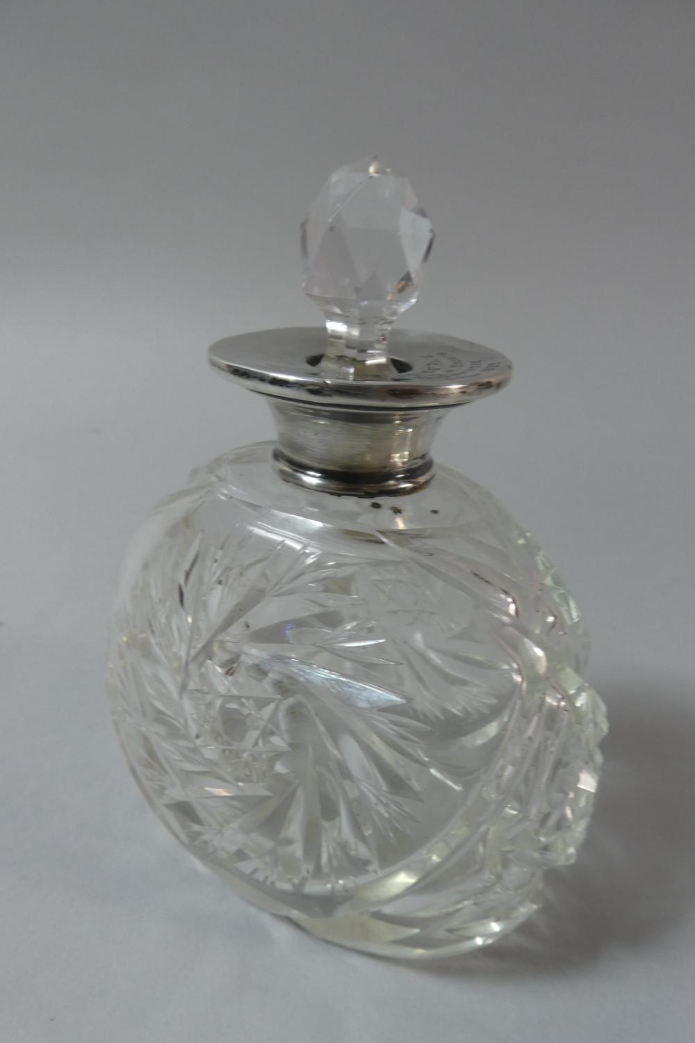 A Silver Mounted Glass Scent Bottle, Together with a Silver Handled Button Hook and Manicure Tool - Image 4 of 5