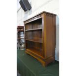 An Early/Mid 20th Century Three Shelf Open Bookcase with Reeded Supports, 100cm Wide