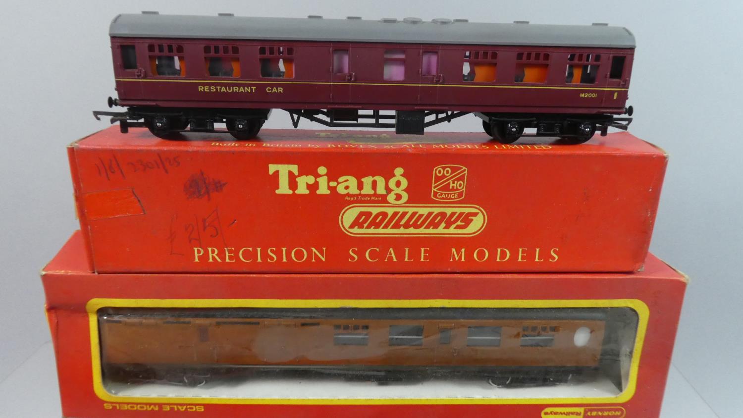 A Collection of Boxed Triang and Hornby Coaches R746, R328, R120 together with Three Boxed Seat - Image 2 of 4