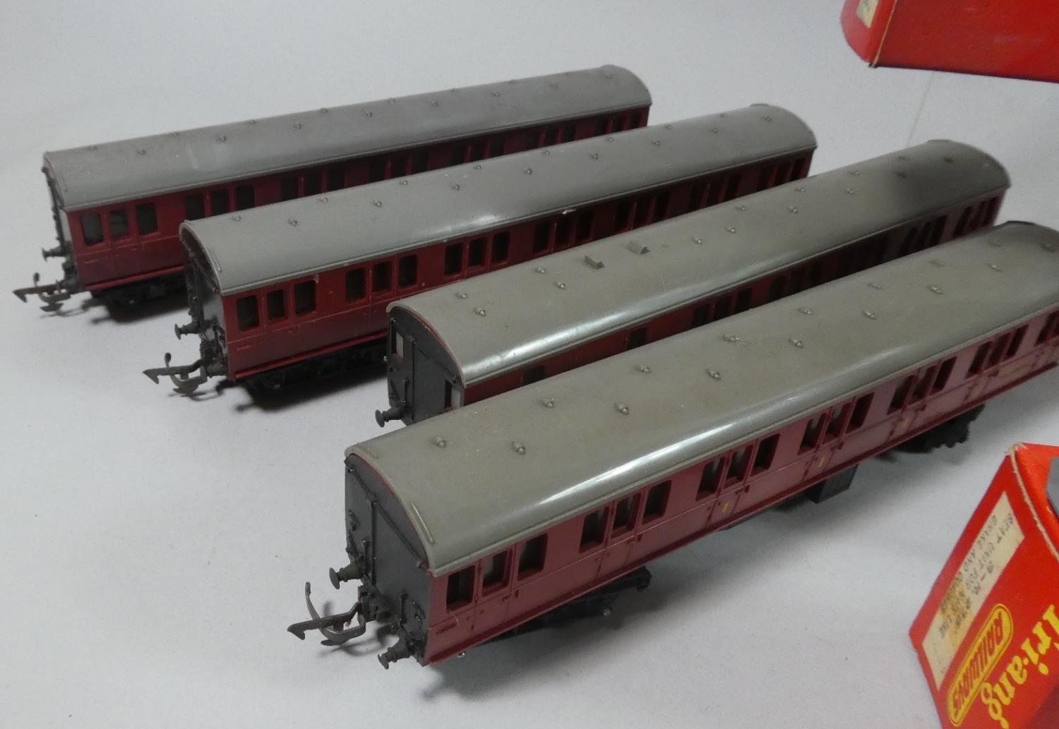 A Collection of Boxed Triang and Hornby Coaches R746, R328, R120 together with Three Boxed Seat - Image 4 of 4