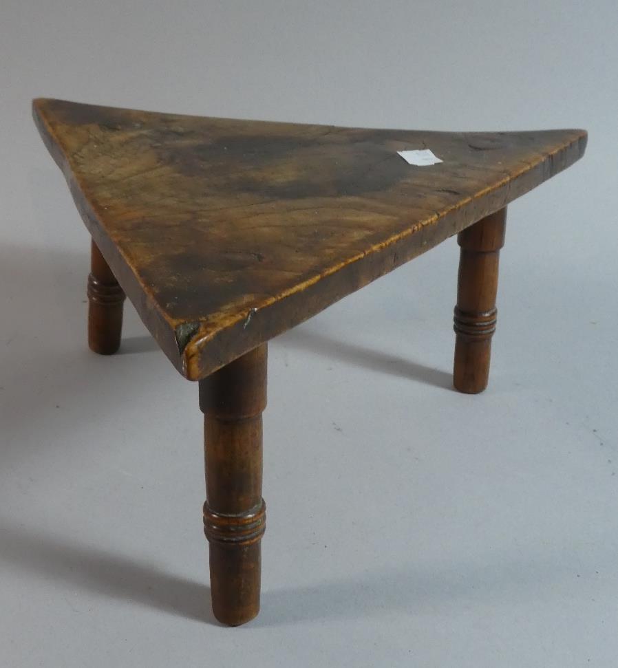 A 19th Century Triangular Burr Wood Kettle Stand on Three Turned Feet, 28cm Wide - Image 2 of 3