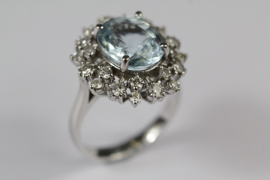 A 14ct White Gold Aquamarine and Diamond Cluster Ring - Image 3 of 4
