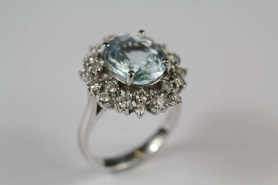 A 14ct White Gold Aquamarine and Diamond Cluster Ring - Image 4 of 4