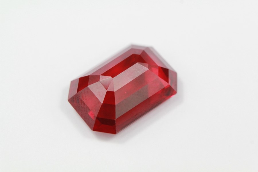 A 13.90 ct Synthetic Ruby - Image 2 of 3