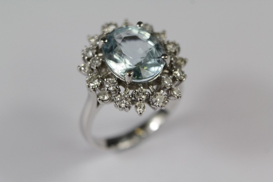 A 14ct White Gold Aquamarine and Diamond Cluster Ring - Image 2 of 4