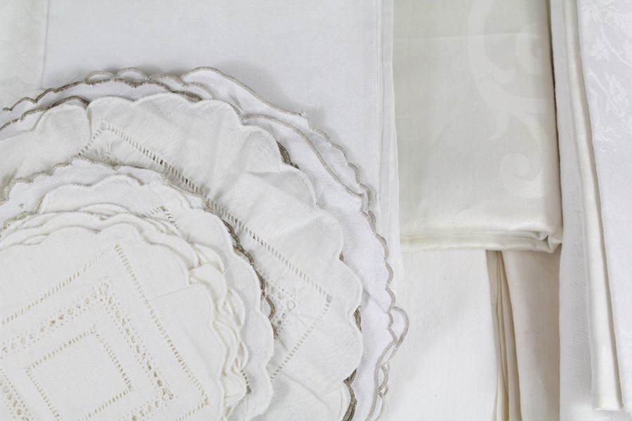 A Quantity of Vintage Linen - Image 2 of 2