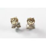 A Pair Lady's Diamond Stud Earrings