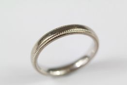 An 18ct White Gold Wedding Ring Size L