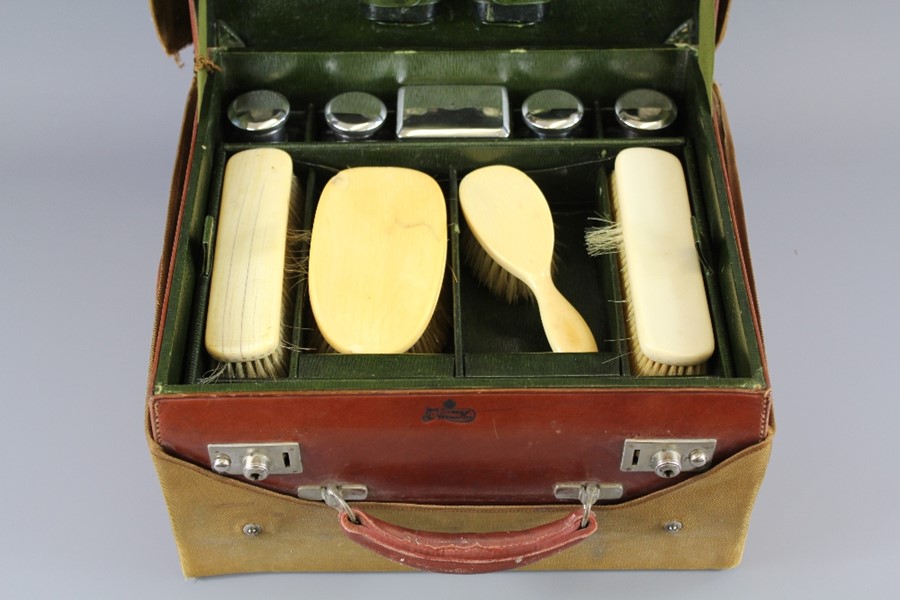 A Gentleman's Leather Vanity Travelling Case - Image 5 of 9