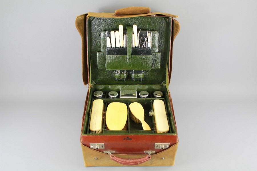 A Gentleman's Leather Vanity Travelling Case - Image 3 of 9