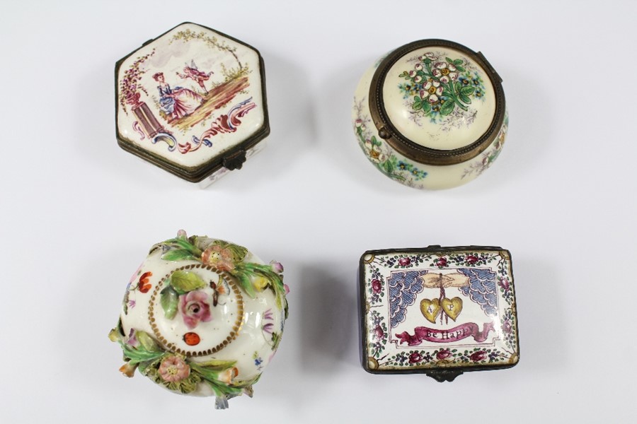 An 18th Century French Enamel Pill/Patch Box - Image 2 of 2