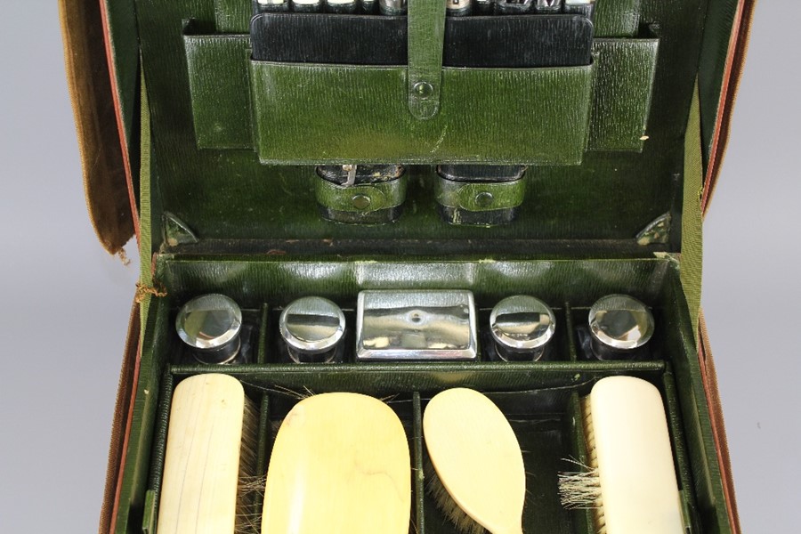 A Gentleman's Leather Vanity Travelling Case - Image 6 of 9