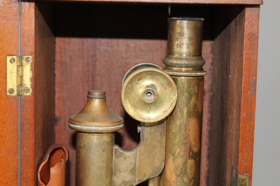 A Vintage Leitz Wetz Brass Microscope - Image 3 of 4