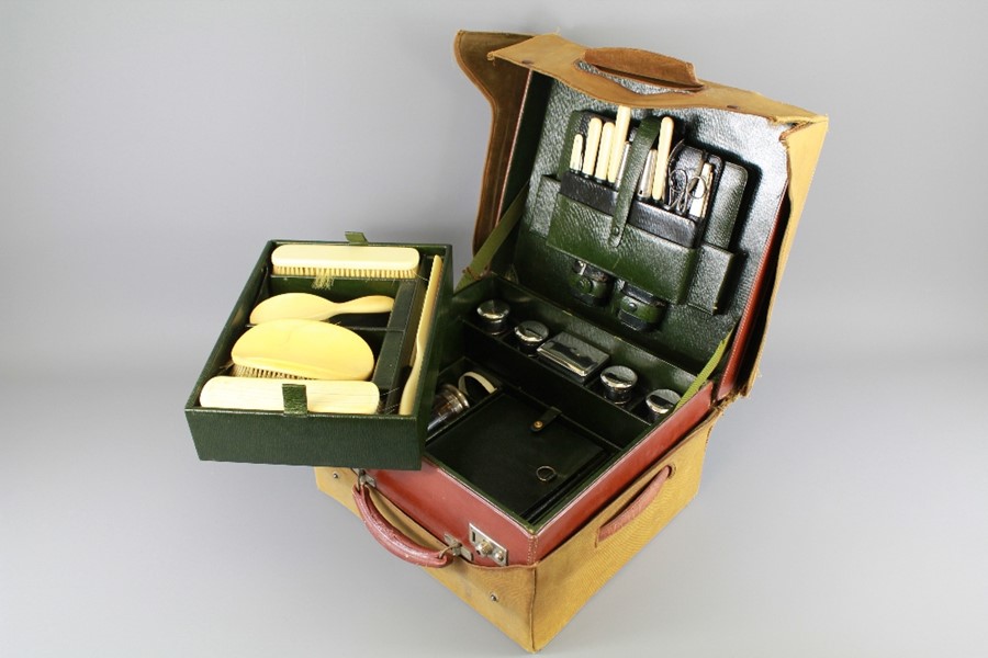 A Gentleman's Leather Vanity Travelling Case - Image 7 of 9