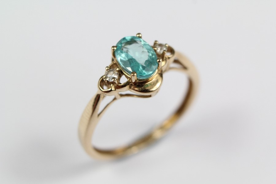 A 9ct Yellow Gold Aquamarine and White Stone Ring - Image 2 of 2