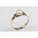 A Vintage 9ct Yellow Gold Pearl Ring