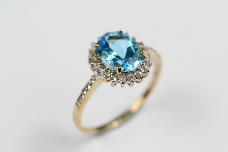 A 9ct Yellow Gold Blue Topaz Ring - Image 2 of 2