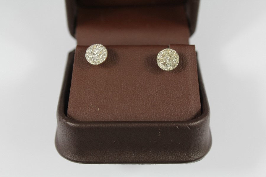 A Pair of Lady's 14ct Gold Diamond Stud Earrings - Bild 2 aus 2