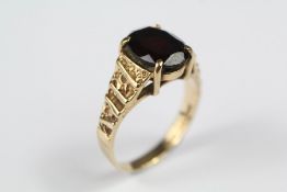 A Vintage 9ct Gold and Garnet Ring