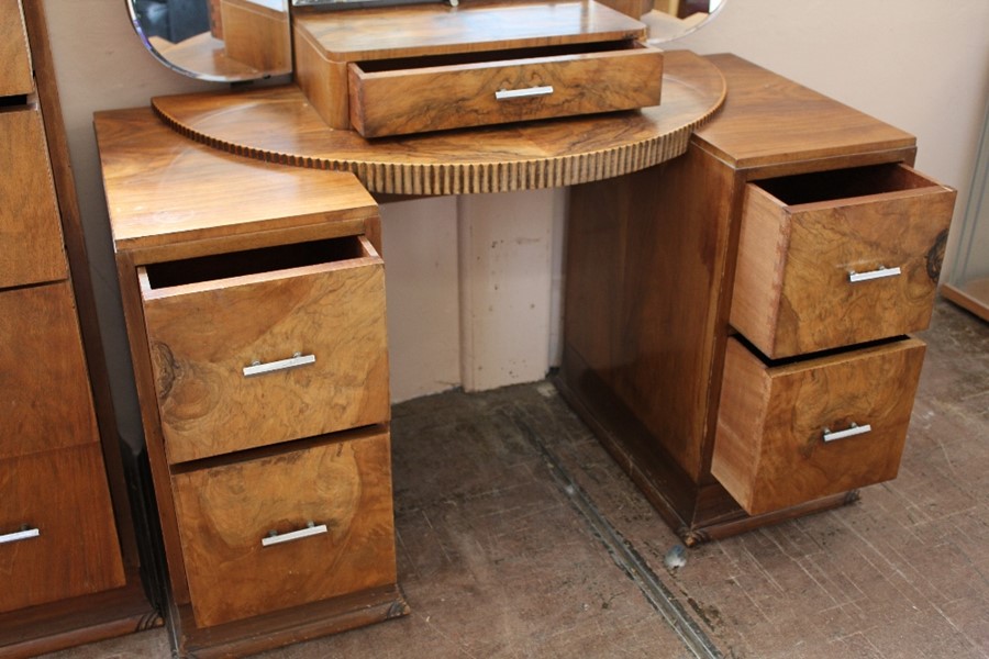 An Art Deco Walnut Dressing Table - Image 4 of 5
