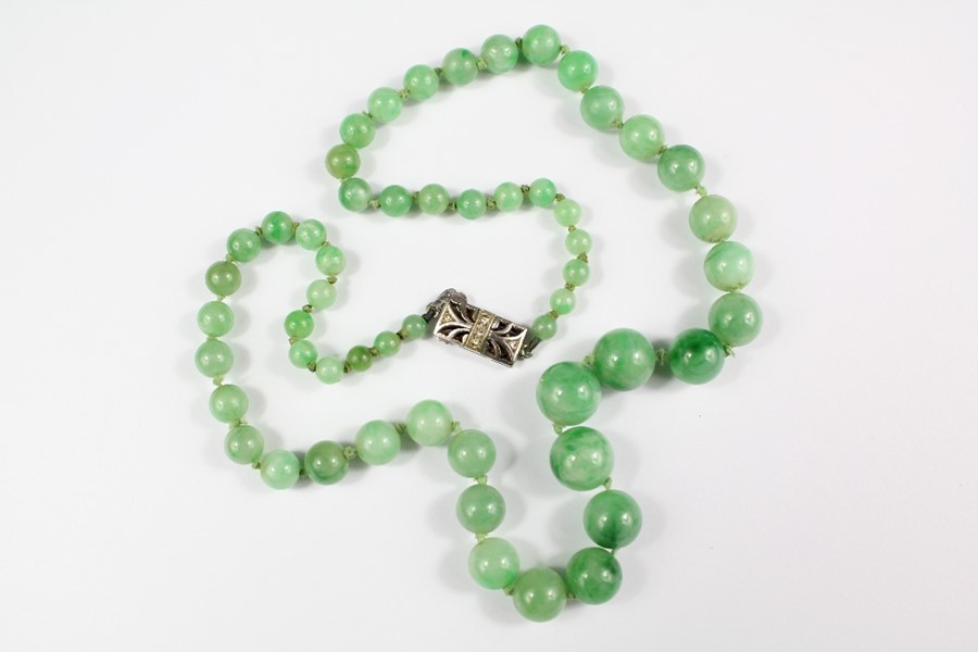 A Chinese Graduated Jade Necklace - Image 2 of 3
