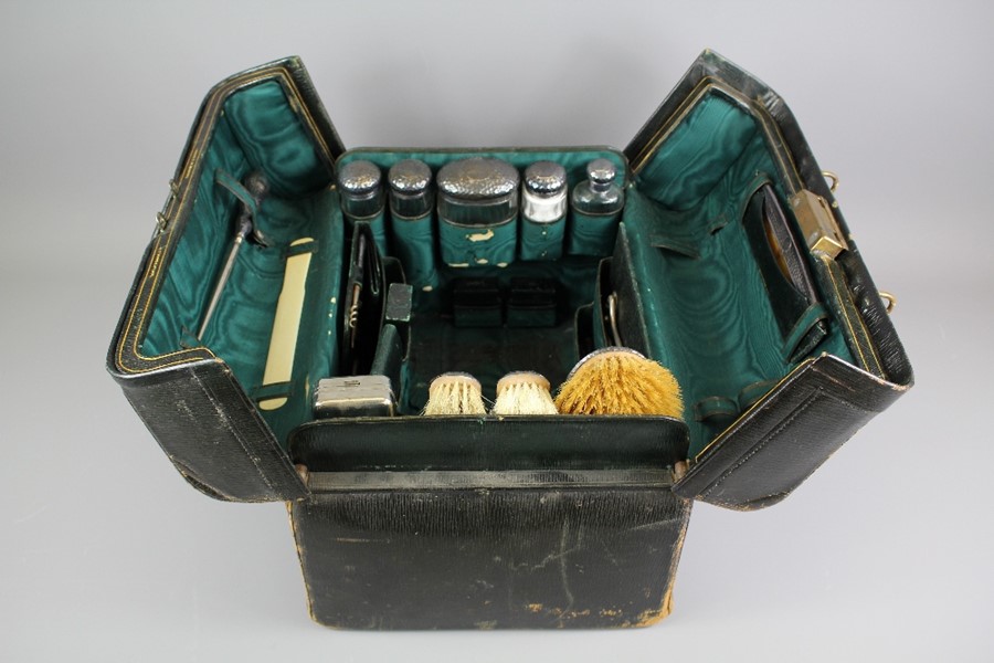 An Edward VII Sterling Silver Personal Grooming Set - Image 3 of 6