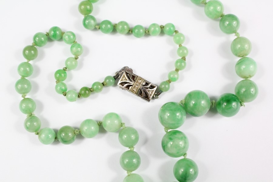 A Chinese Graduated Jade Necklace - Image 3 of 3