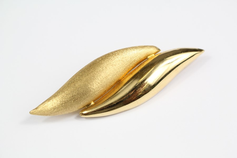 An Italia 18ct Yellow Gold Leaf Brooch