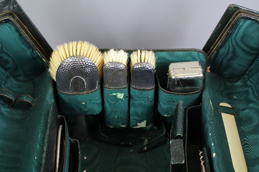 An Edward VII Sterling Silver Personal Grooming Set - Image 2 of 6