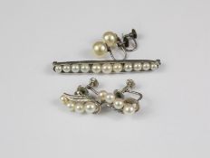 A 9ct White Gold and Pearl Bar Brooch