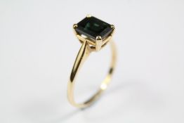 A Lady's 14/15ct Yellow Gold Green Tourmaline Ring